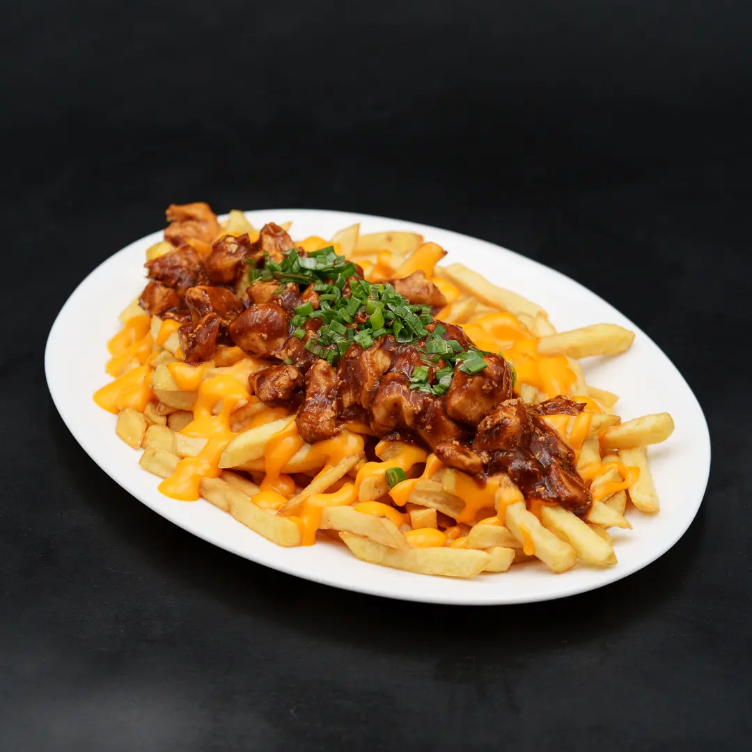 Papas fritas cheddar, tocino y cebollín